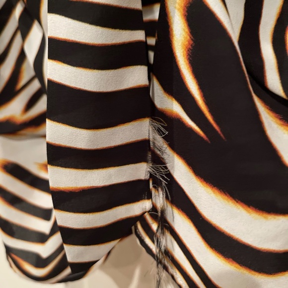 Animal print blouse with tiger stripes - Picture 4 of 5